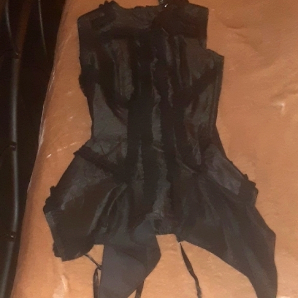 Elegant Black Ruffled Corset - Picture 2 of 9